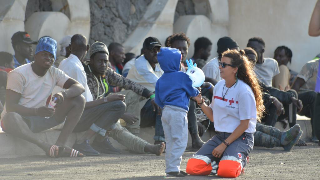 Migrantes en el puerto de La Restinga, El Hierro, tras ser rescatadas por la patrullera de Salvamento Marítimo.