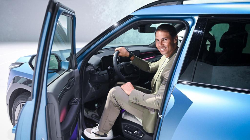 Rafa Nadal con su nuevo Kia EV9.