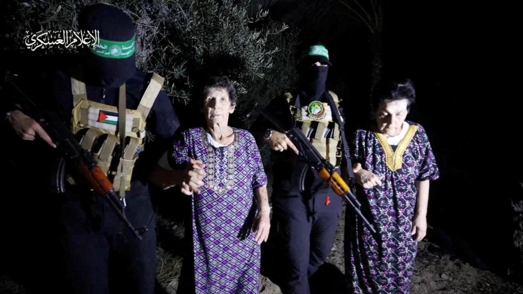 Las dos israelíes liberadas por Hamás este lunes.