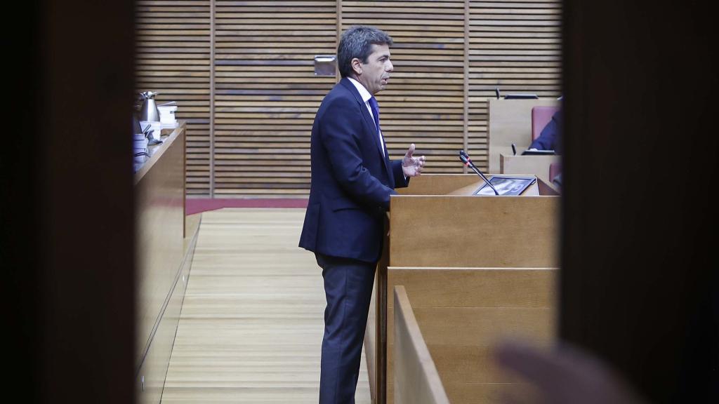 El presidente Carlos Mazón interviene en el pleno de las Cortes Valencianas.