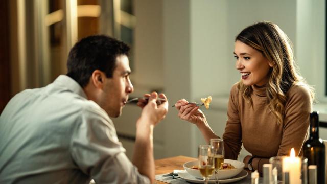 Imagen de archivo de una pareja en una cita.