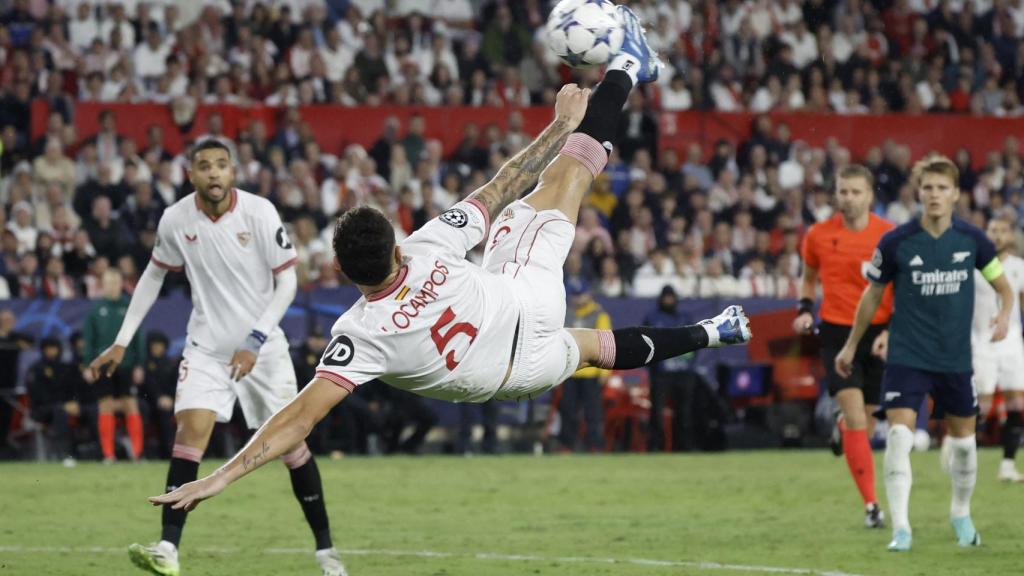 Ocampos intenta una chilena