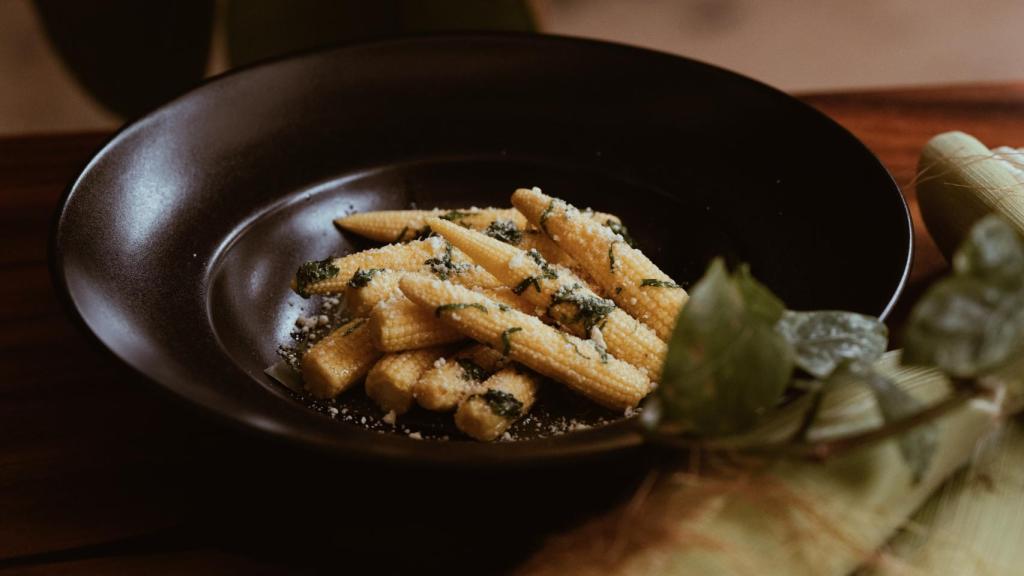 Chilotitos salteados con mantequilla de ajo y cilantro coyote, queso bagaces