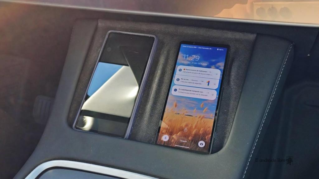 Carga inalámbrica en un Tesla