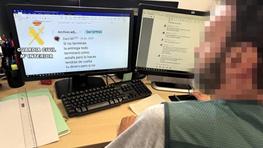 Un agente de la Guardia Civil analiza las conversaciones del 'timo del amor'.