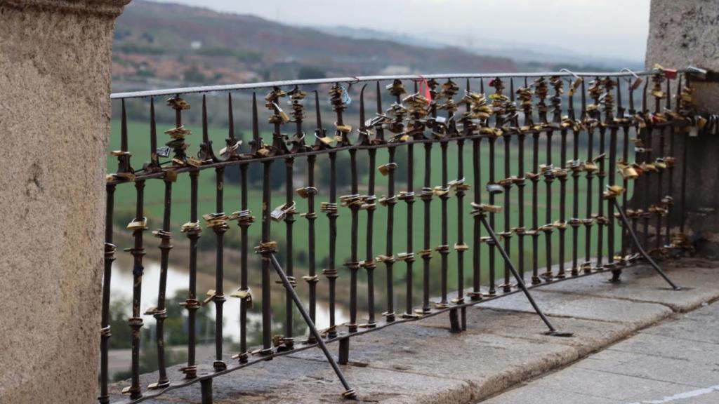 Candados en la barandilla de la Cuesta de las Armas de Toledo.