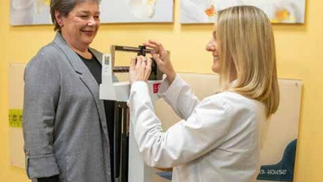 Susana Fernández pesando a Mª Jesús Rodríguez