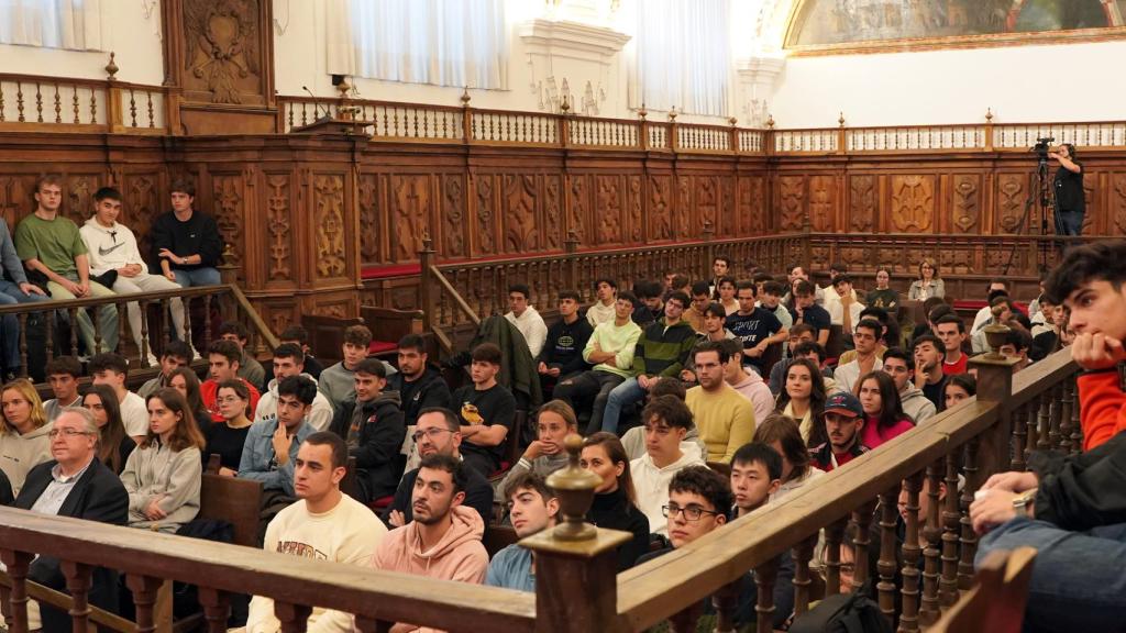 Público del Aula Magna de la UPSA en la inauguración de la la 4.ª edición de #hack4edu, promovido por ProFuturo, la UPSA y Cátedras Telefónica en busca soluciones educativas con IA para los más vulnerables