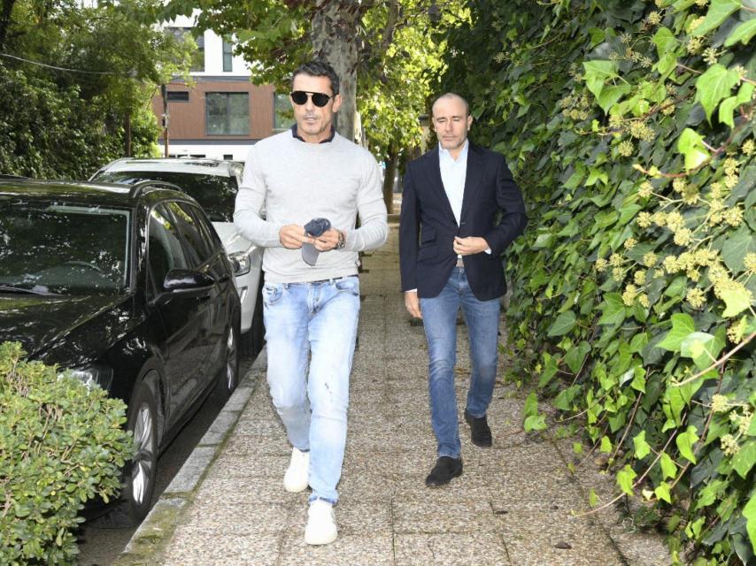 Jesús Vázquez y su marido, Roberto Cortes, en su llegada a Puerta de Hierro.