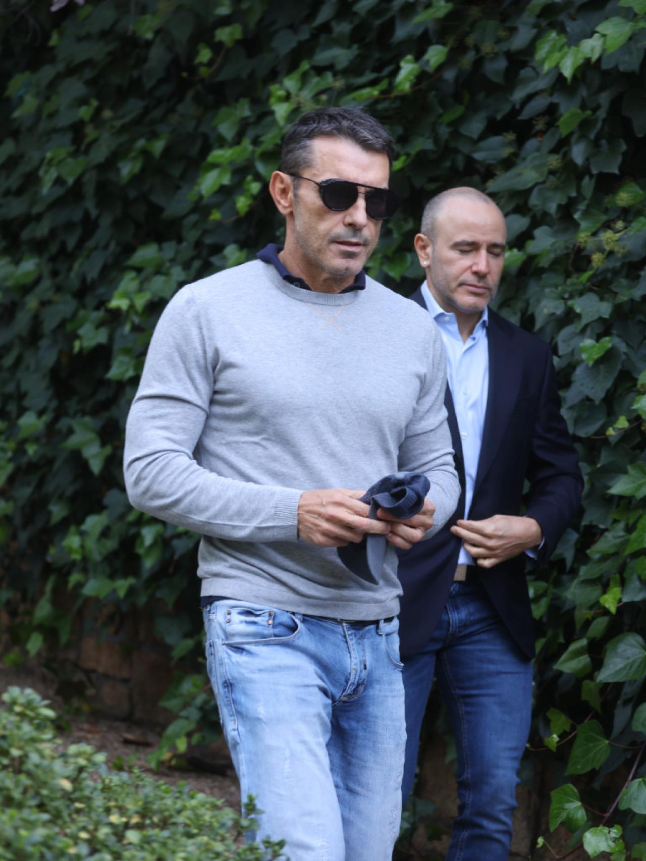 Jesús Vázquez y su marido, Roberto Cortés, a su llegada a casa de Fernando Fernández Tapias.