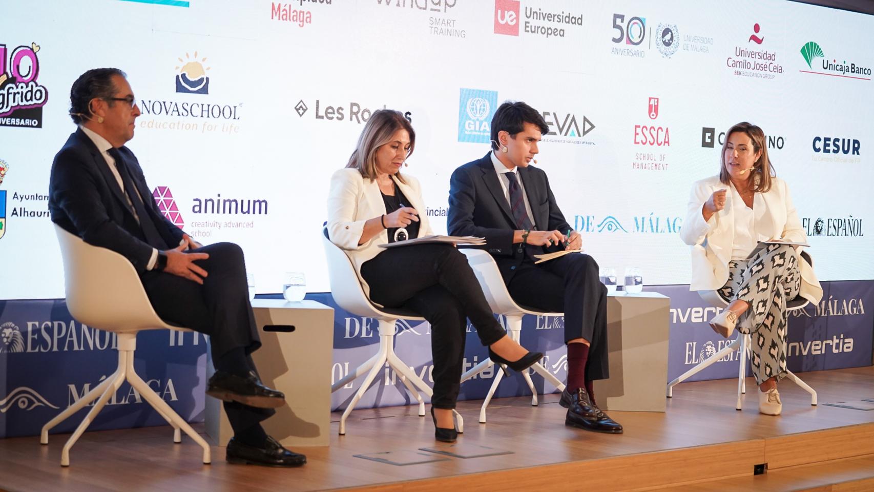 Miguel Briones, delegado de Educación de la Junta de Andalucía; María de la Paz Flores, concejala de Educación, Juventud y Fomento del Empleo del Ayuntamiento de Málaga; Juan Romera y Elvira Báez, directora educativa de Novaschool Añoreta.