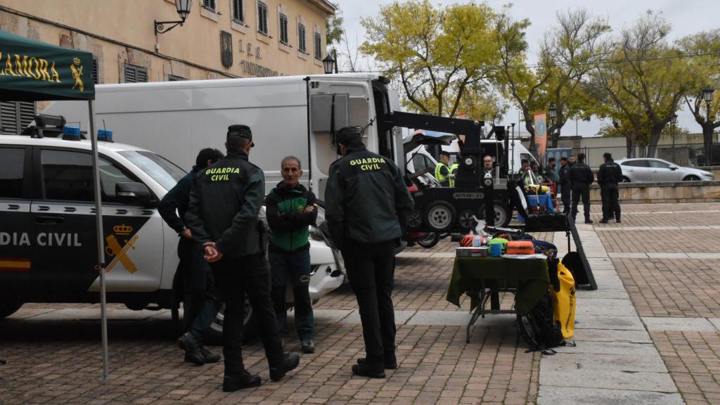 Guardia Civil en el patio de la Universidad Laboral