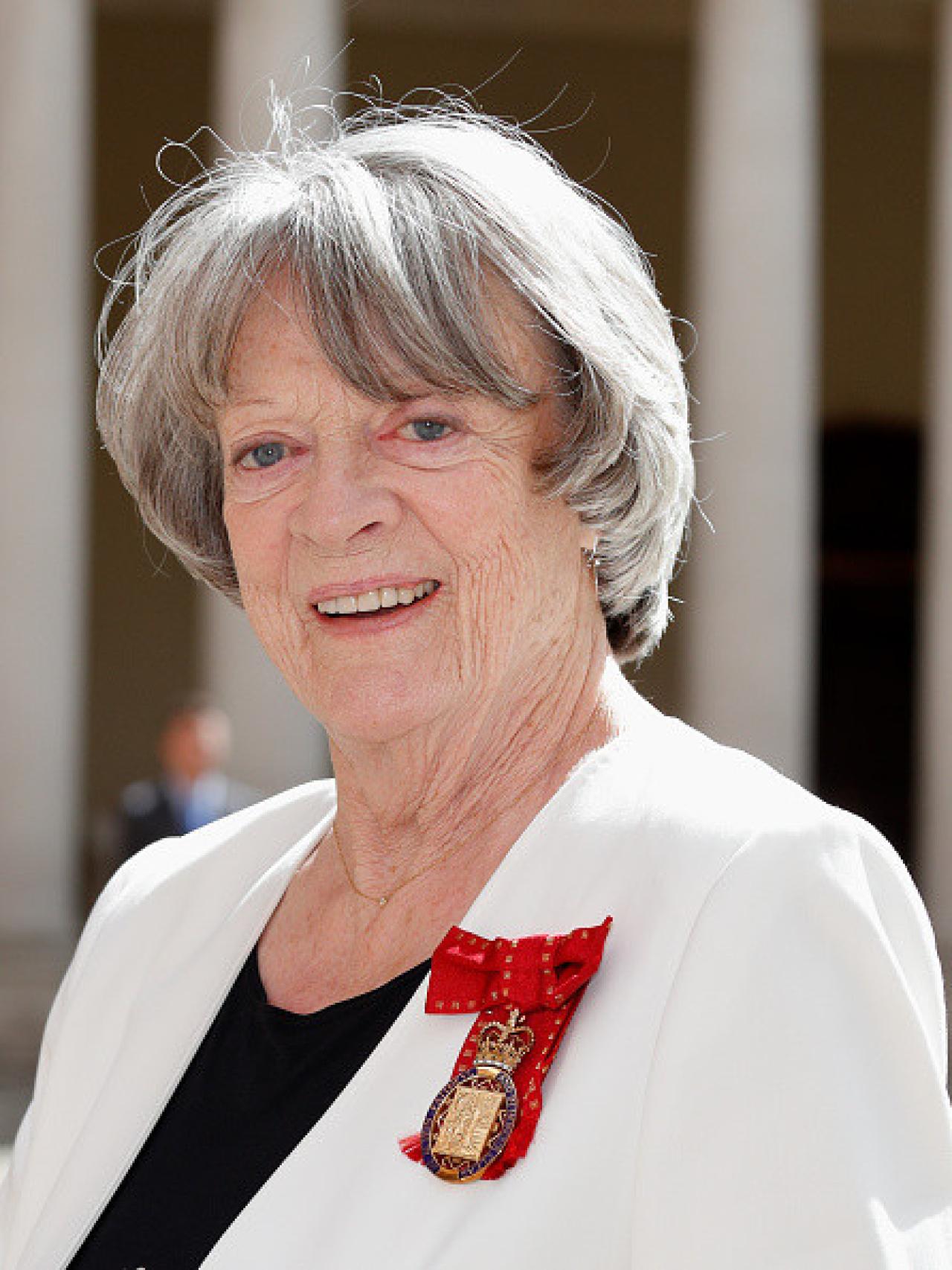Maggie Smith con el otorgado reconocimiento como Dama Comendadora de la Orden del Imperio Británico