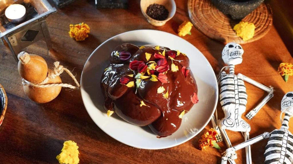 Pan de muertos con chocolate