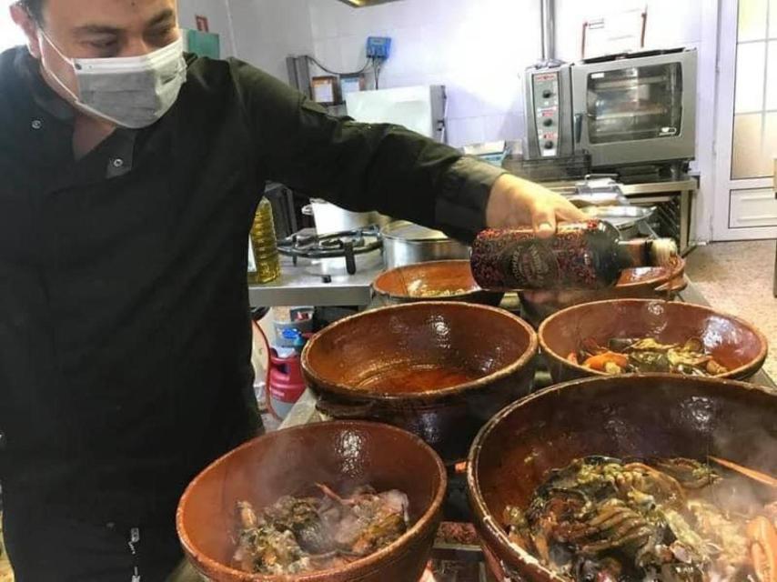 Esteban haciendo el arroz con bogavante