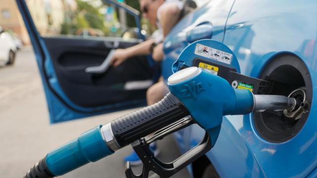 Imagen de archivo de un coche repostando en una gasolinera.