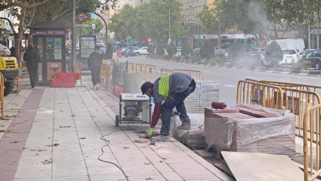 Un operario trabaja en la renovación de un tramo de acera en Príncipe de Vergara.