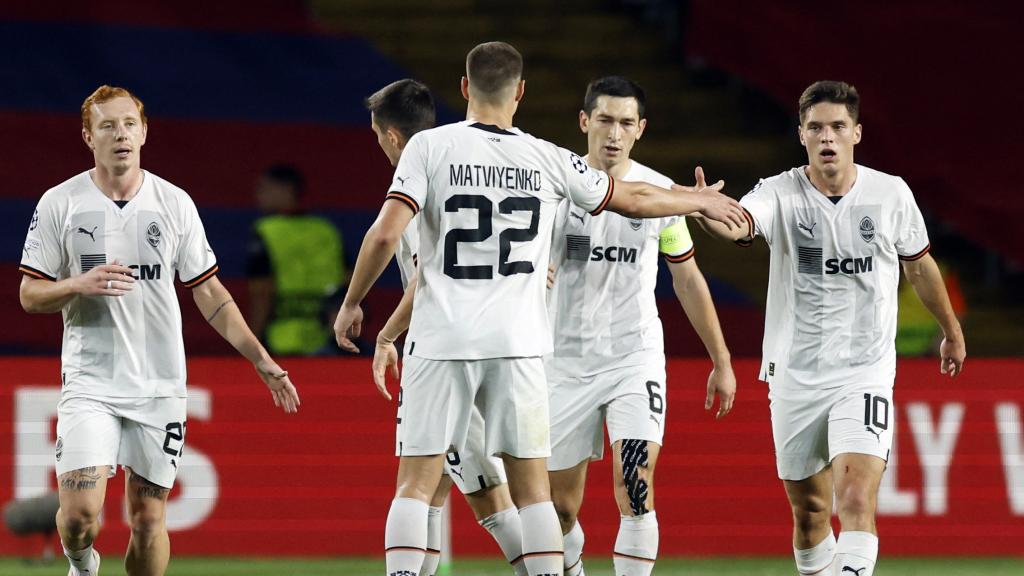 Los jugadores del Shakthar celebran el gol de Sudakov.