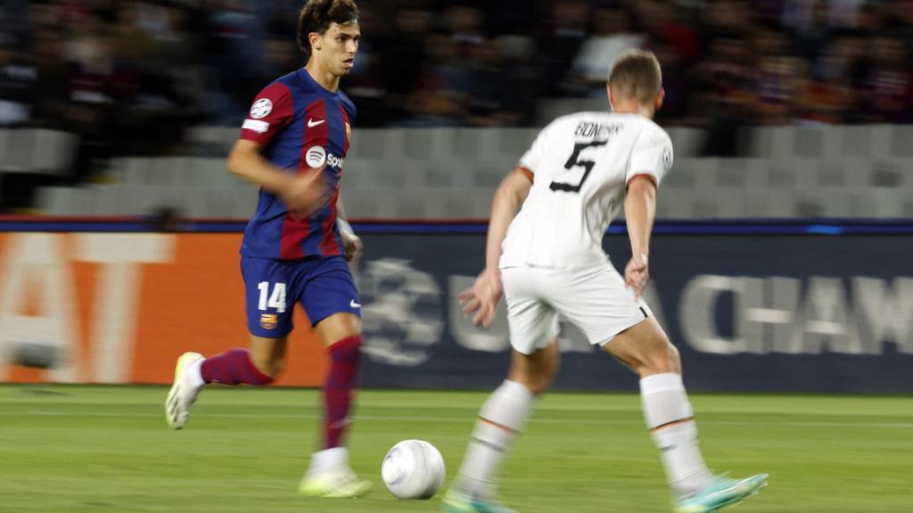 Joao Félix, con el balón en su poder.