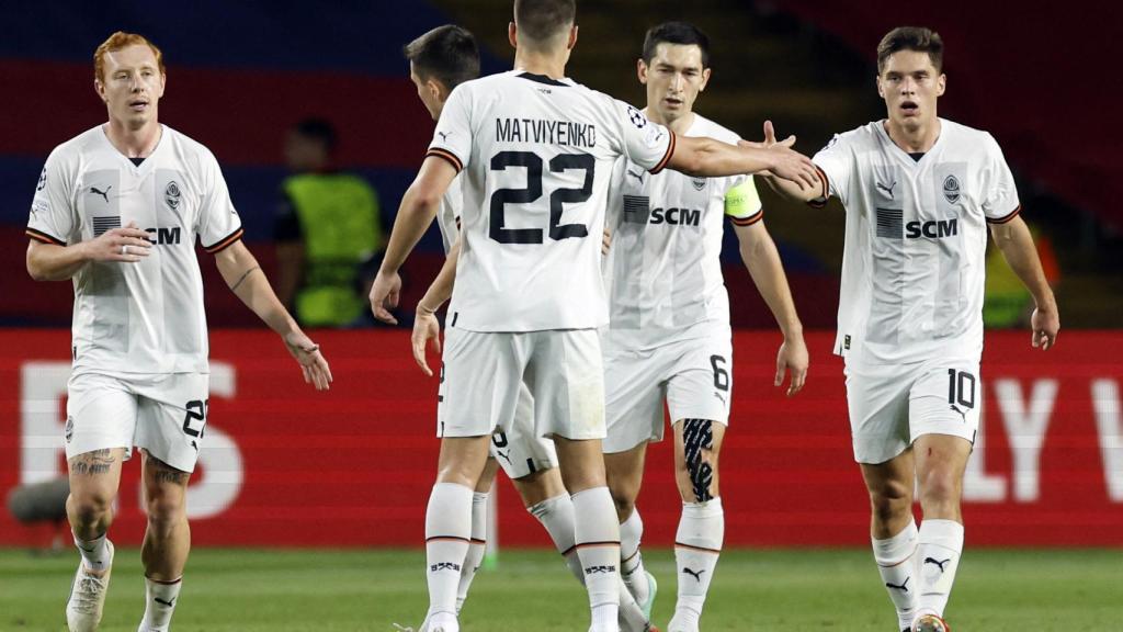 Los jugadores del Shakhtar celebran su gol ante el Barcelona.