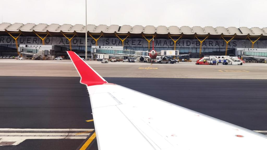 Un avión en un aeropuerto.
