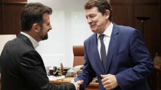 Fernández Mañueco junto a Luis Tudanca durante su reunión
