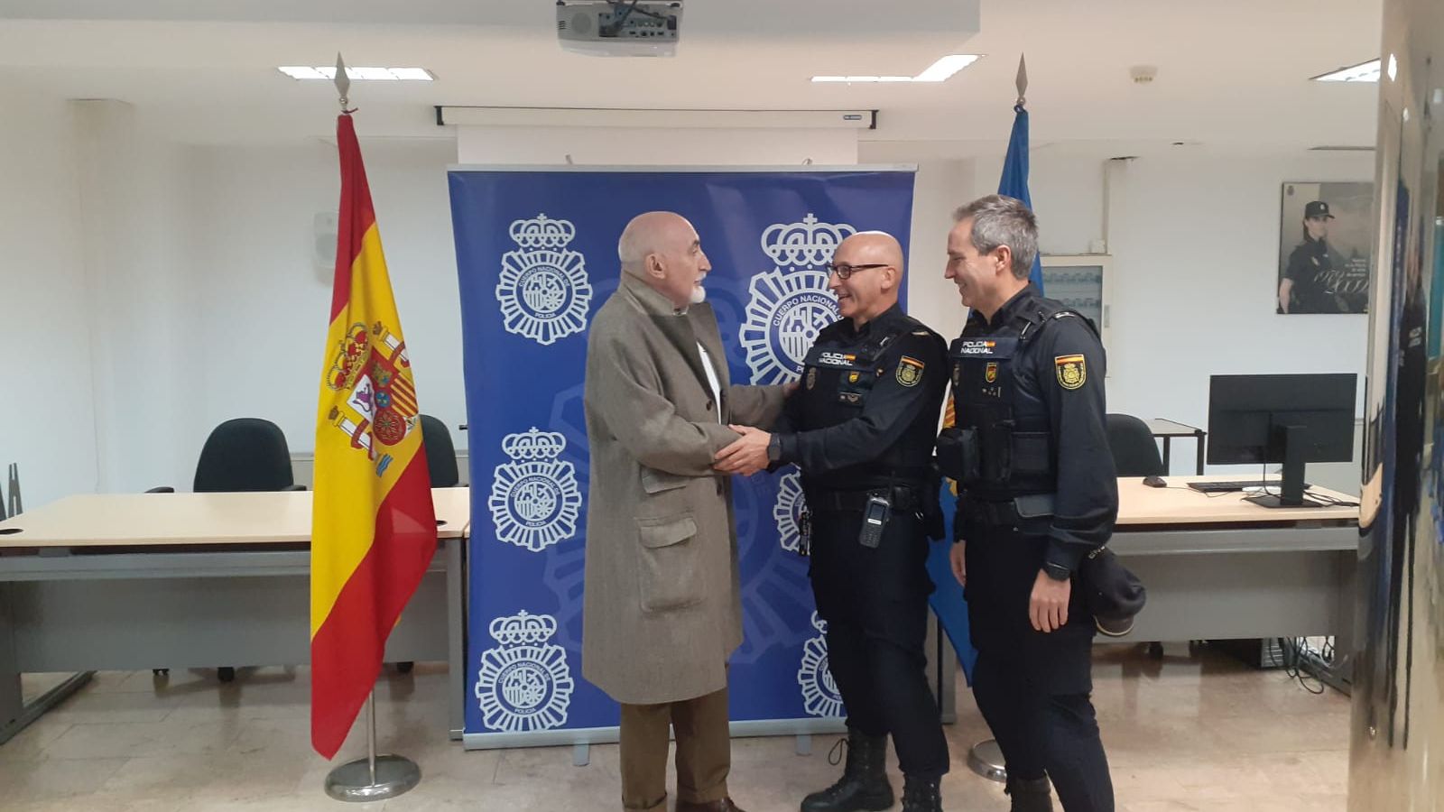 El hombre que fue auxiliado acude a la Comisaría de Policía de Salamanca a dar las gracias
