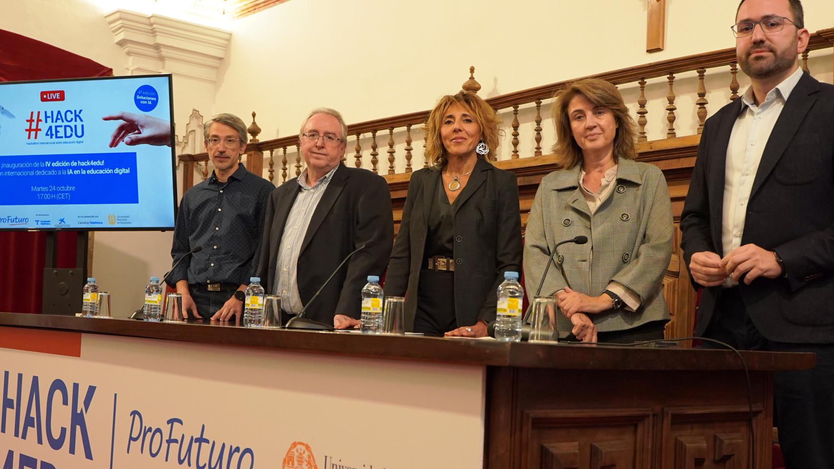 Ana María Fermoso, Vicerrectora de Investigación y Transferencia de la UPSA, Magdalena Brier, directora general de ProFuturo, y Manuel Ruiz, Gerente de Analítica de Datos, Producto e Innovación de ProFuturo