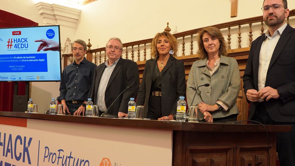 Ana María Fermoso, Vicerrectora de Investigación y Transferencia de la UPSA, Magdalena Brier, directora general de ProFuturo, y Manuel Ruiz, Gerente de Analítica de Datos, Producto e Innovación de ProFuturo