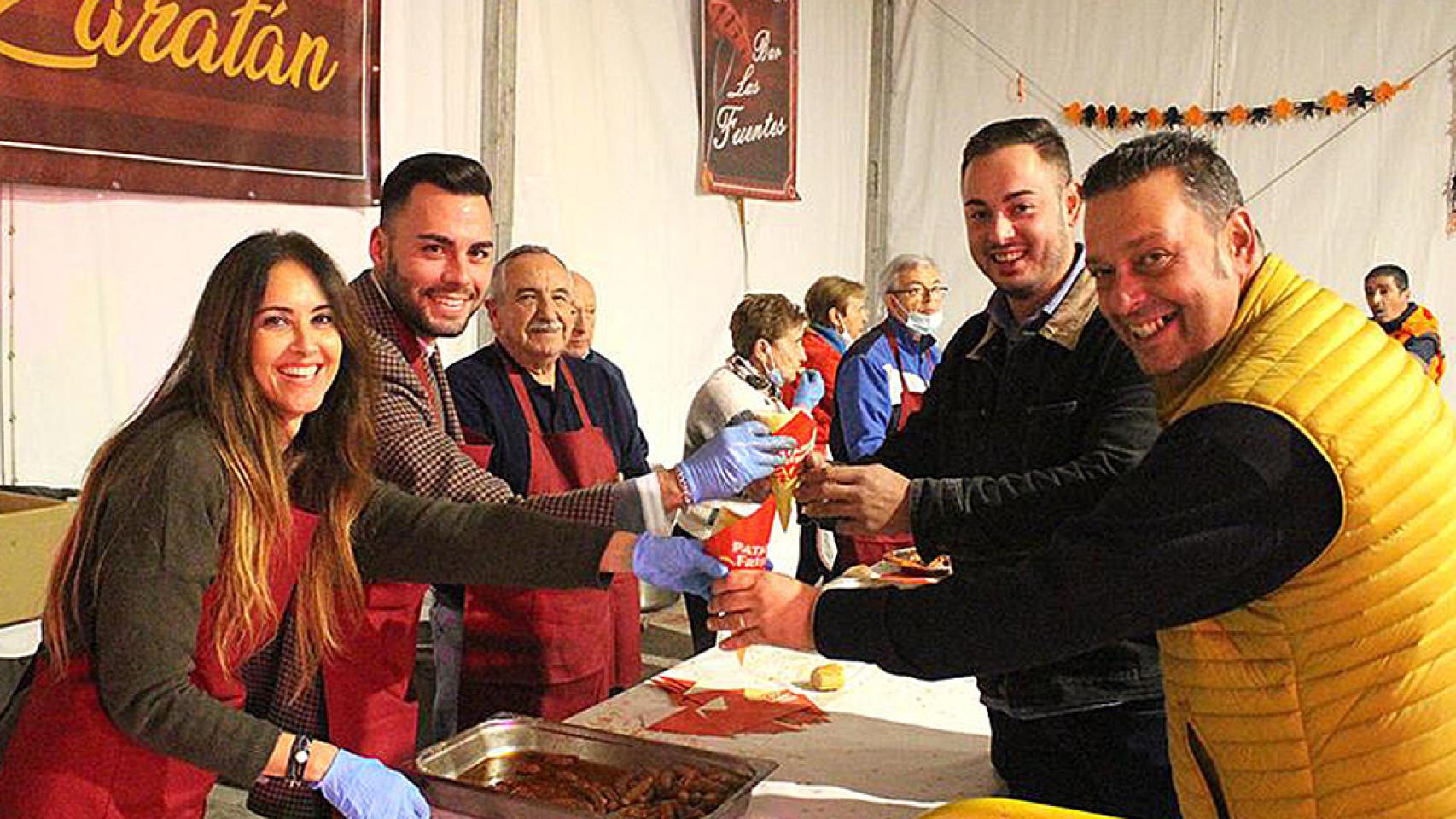 El alcalde de Zaratán, en el centro de la imagen, celebra la Fiesta de la Salchicha