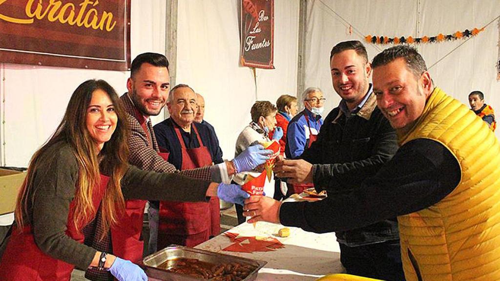 El alcalde de Zaratán, en el centro de la imagen, celebra la Fiesta de la Salchicha