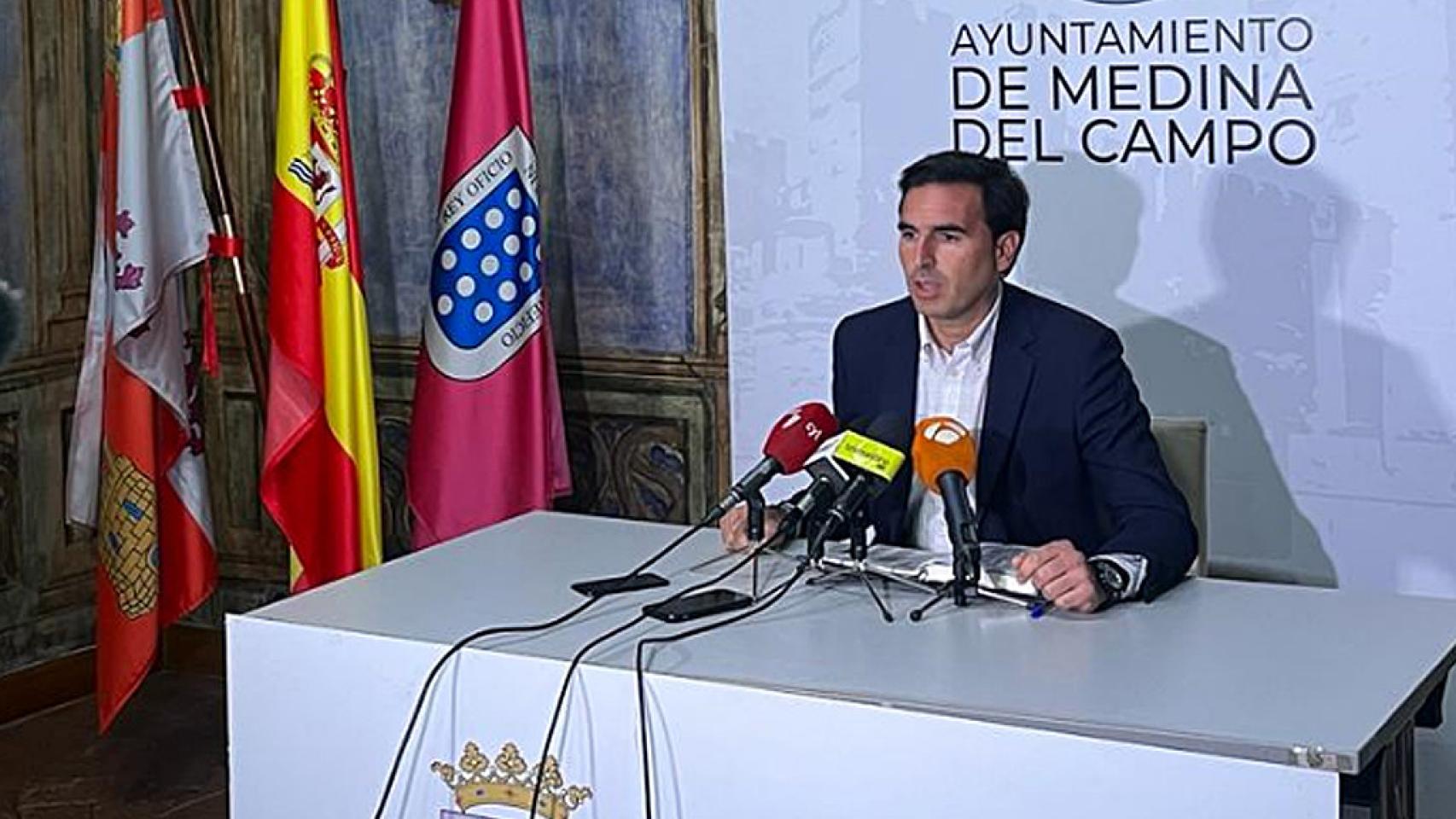 Guzmán Gómez, alcalde de Medina del Campo, en la rueda de prensa