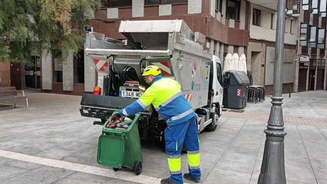Un trabajador municipal recoge contenedores
