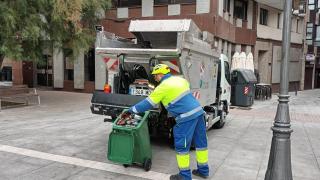 Un trabajador municipal recoge contenedores en Zamora