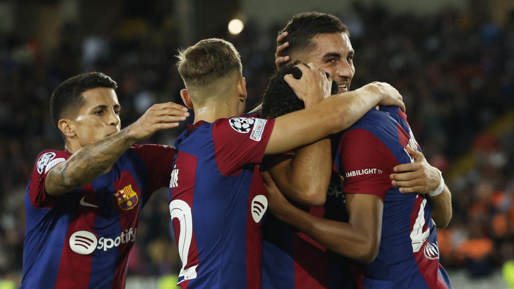 Los jugadores del FC Barcelona celebran el gol de Ferran Torres frente al Shakthar.