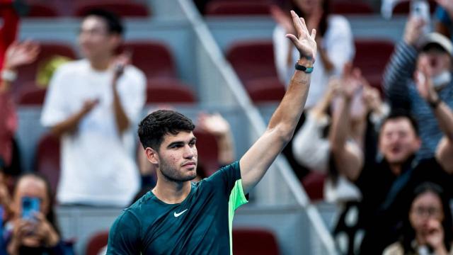 Carlos Alcaraz saluda al público tras ganar un partido en este tramo final de temporada.