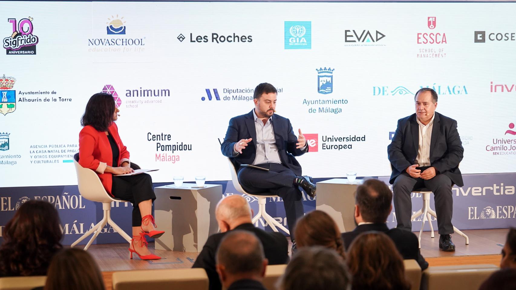 Mariló Martínez, decana de la Facultad de Ciencias Sociales y de la Comunicación de la Universidad Europea; Arturo Criado, subdirector de EL ESPAÑOL-Invertia, y Tomás García Martín, decano de la Facultad de Tecnología y Ciencia de la Universidad Camilo José Cela, en el II Foro de Educación, Innovación y Tecnología.