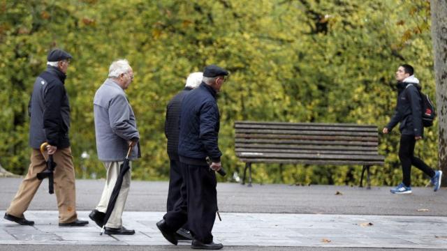 Pensionistas y jubilados pasean en un parque en Bilbao.