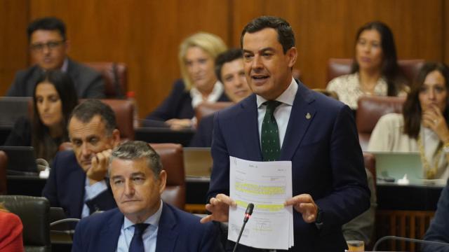 El presidente de la Junta de Andalucía, Juanma Moreno, durante la sesión de control en el Parlamento.