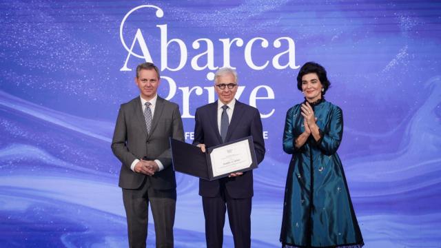 José Manuel Miñones, ministro de Sanidad en funciones; Douglas A. Melton, ganador del III Abarca Prize, y  Elena Abarca, vicepresidenta de HM Hospitales.