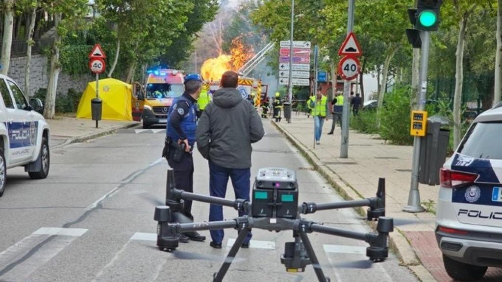 Un dron comprueba el estado de los colegios mayores afectados por el escape de gas.