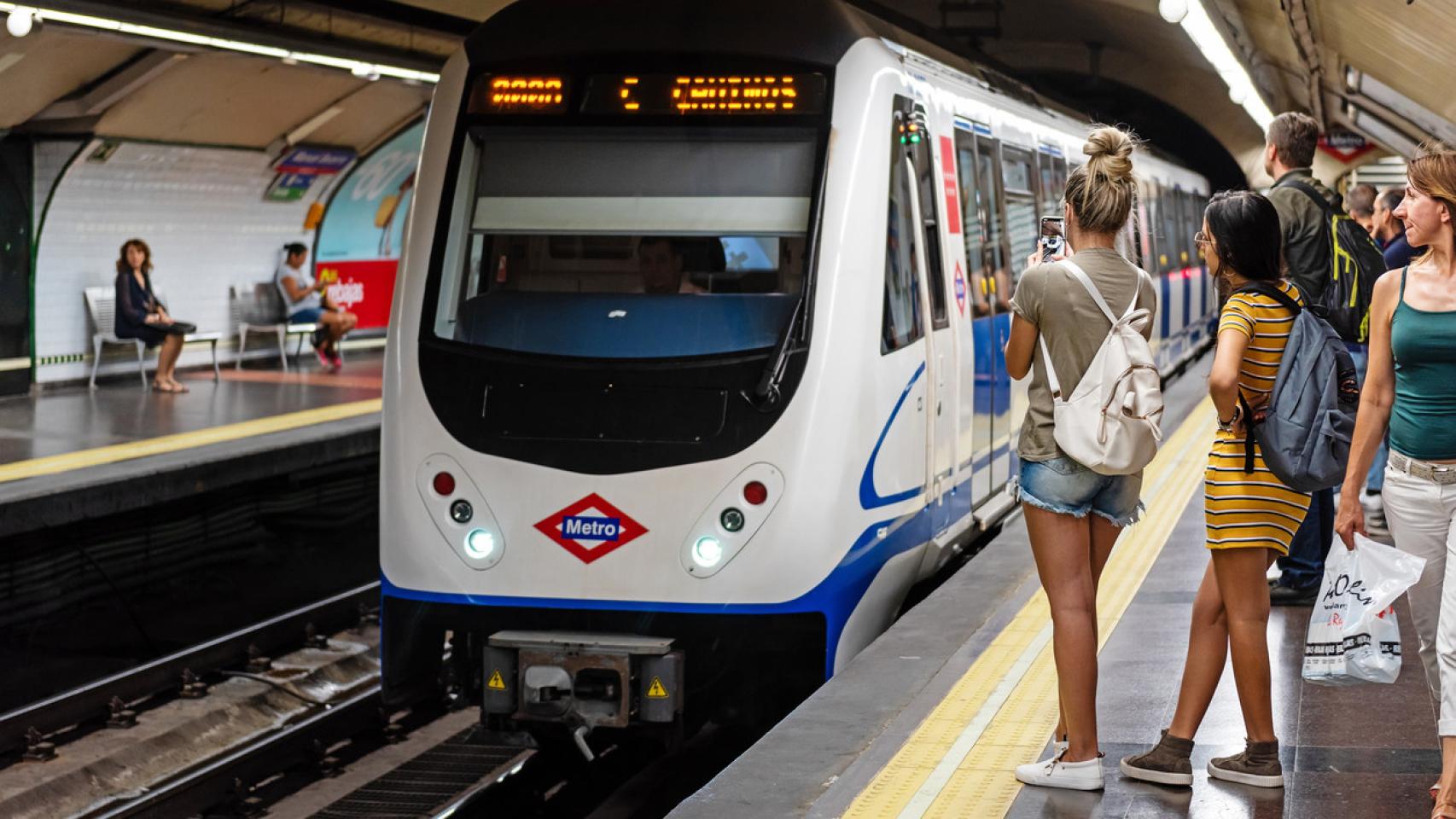 Conoce el motivo por el que no hay relojes en el Metro de Madrid.