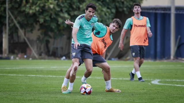 Juanpe y Dani Lorenzo durante un entrenamiento del Málaga CF