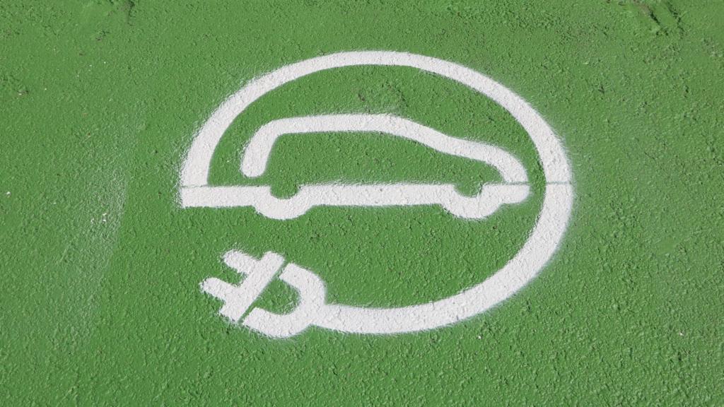Señalización de la existencia de un punto de recarga de vehículo eléctrico.