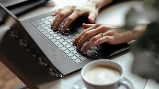 Una persona teletrabajando