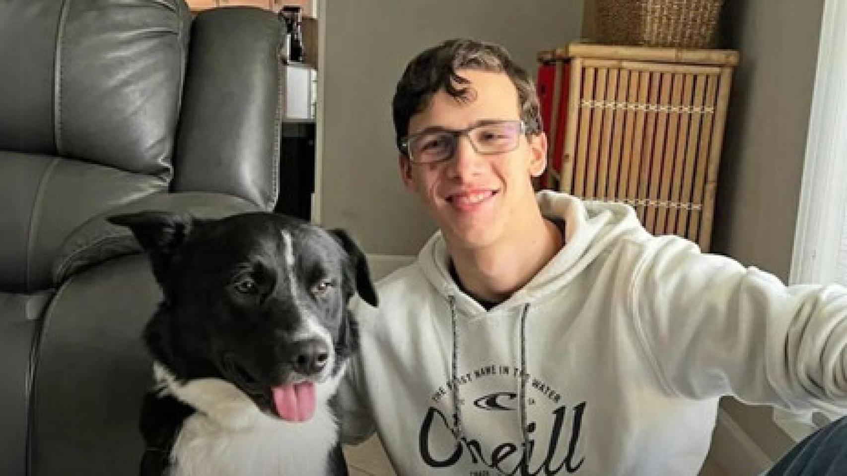 Gabriel con Axel, el border collie que le salvó tras un derrame cerebral