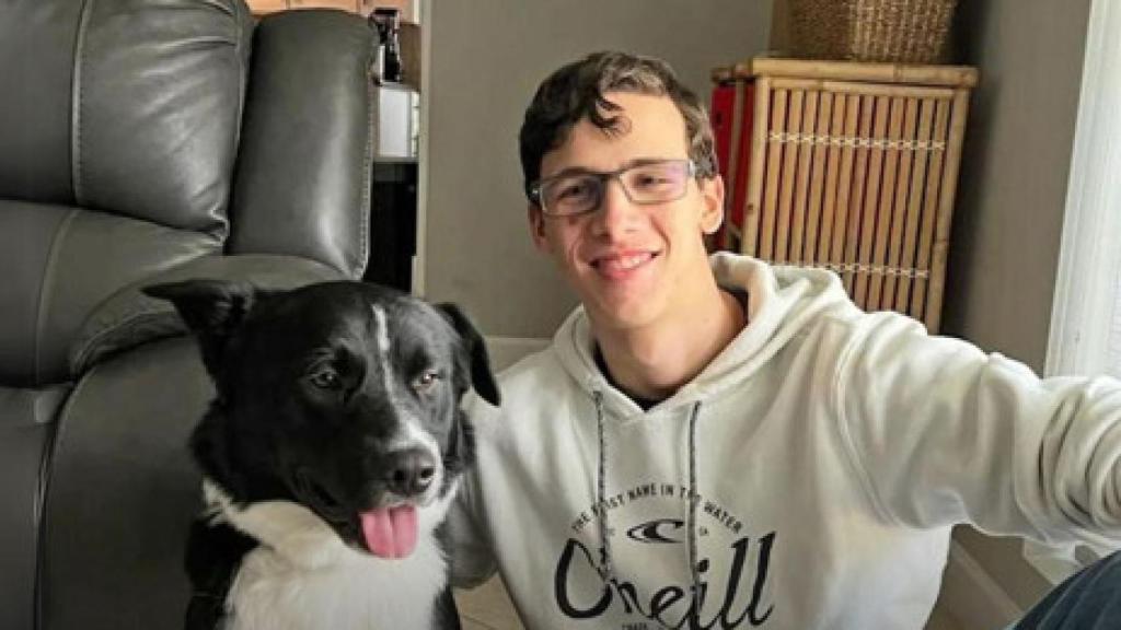 Gabriel con Axel, el border collie que le salvó tras un derrame cerebral