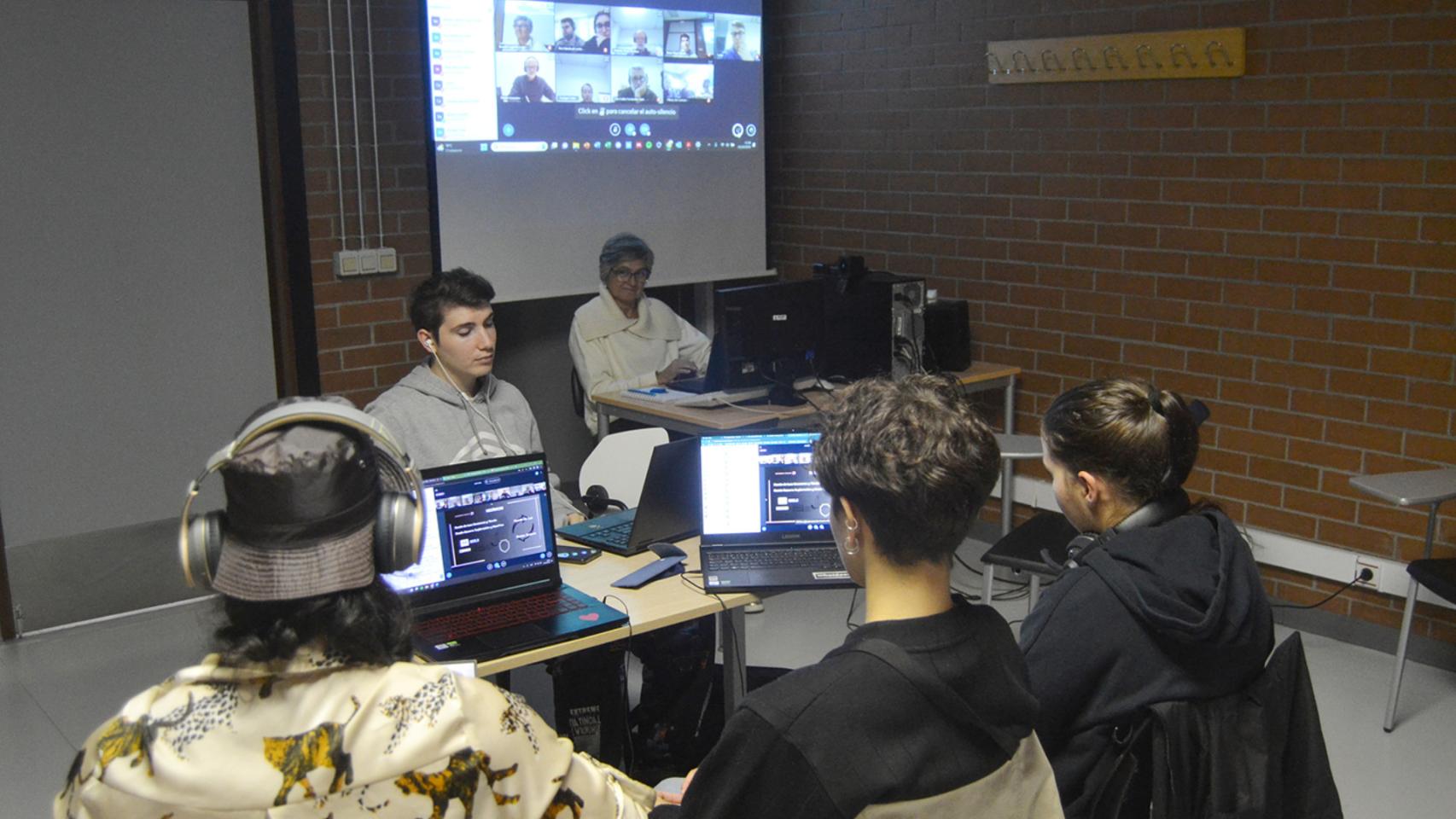 Los estudiantes participantes se reúnen a través del Campus Remoto.