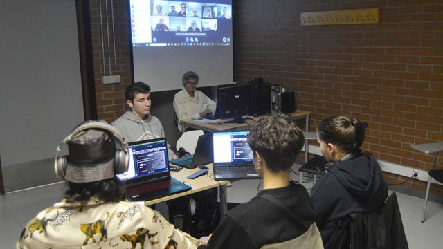 Los estudiantes participantes se reúnen a través del Campus Remoto.