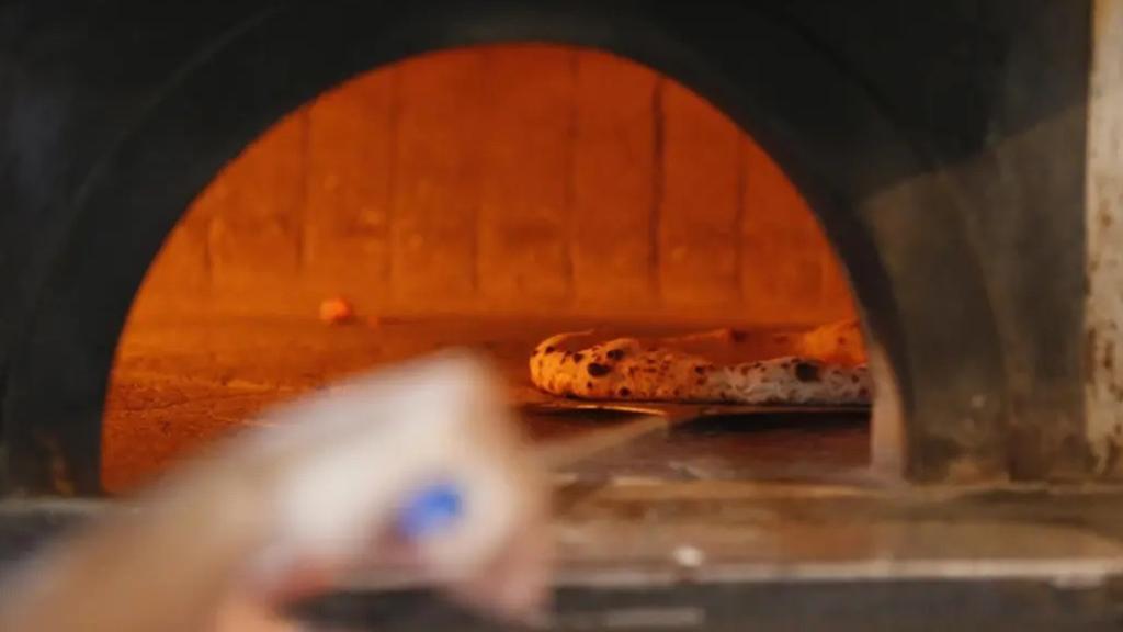 El horno de una pizzería.